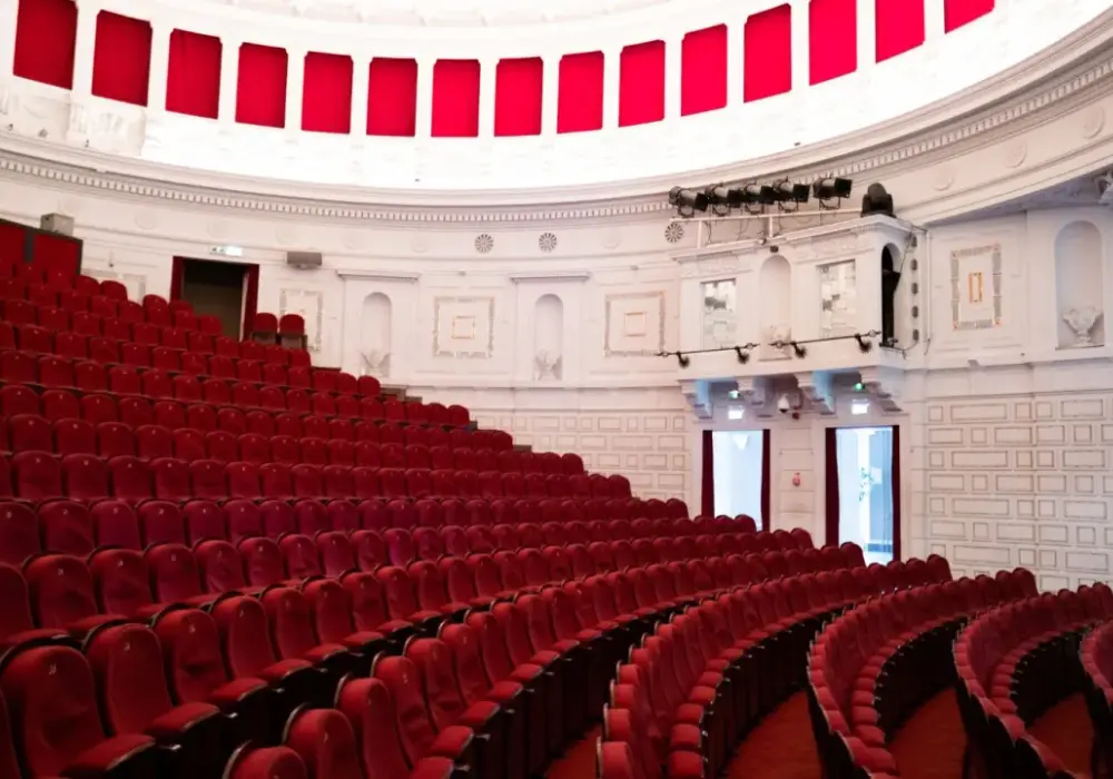 Teatr Komedia Warszawa: Repertuar, bilety i wszystko, co musisz wiedzieć