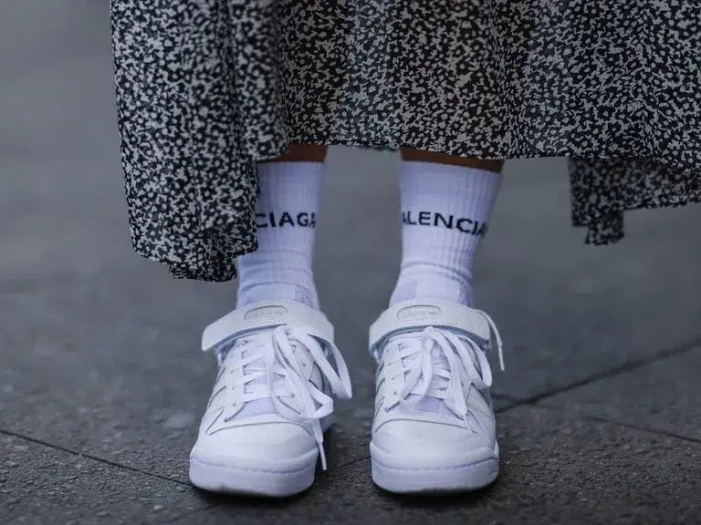 Co ubrać do białych adidasów, aby wyglądać stylowo i modnie?