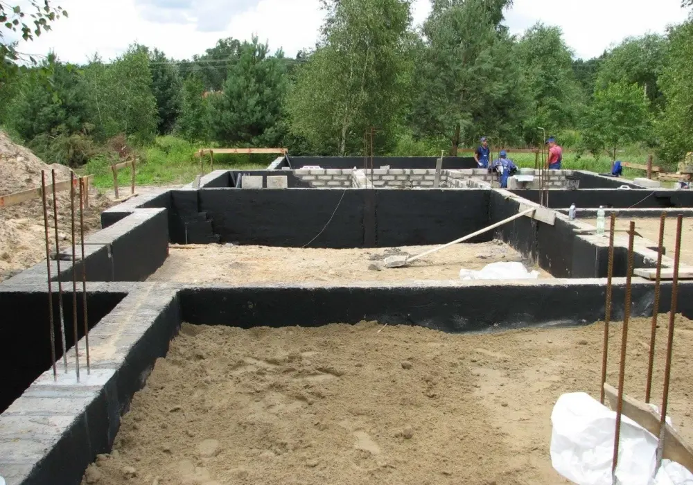 Jak głęboko należy posadowić fundamenty domu - kluczowe czynniki i zalecenia ekspertów