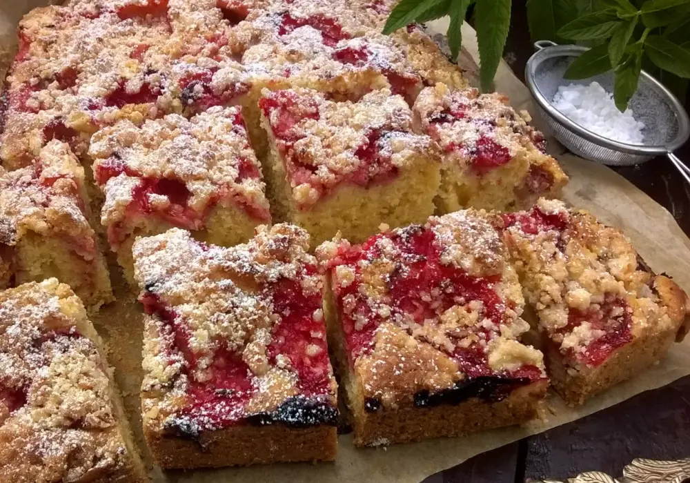 Pyszne ciasto piaskowe z truskawkami. Prosty przepis na domowy deser marzeń