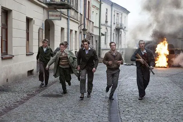 O czym jest książka Kamienie na szaniec? Poznaj jej głębię i bohaterów