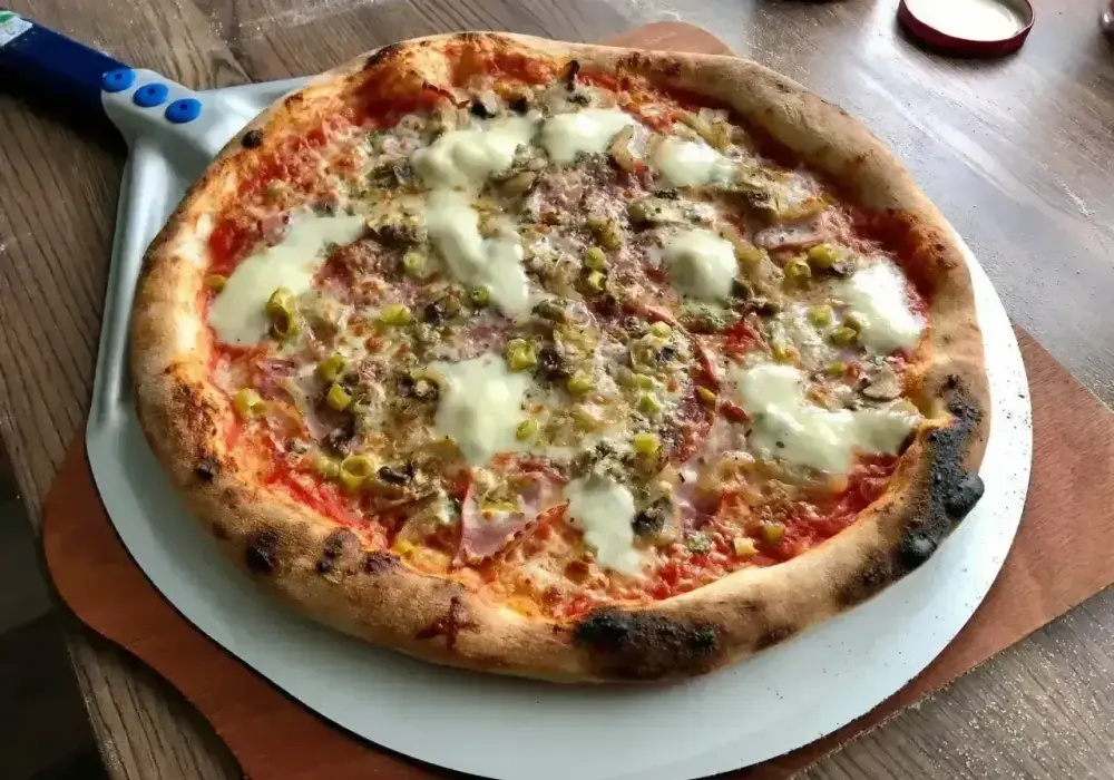 Domowa pizza - przepis na idealne ciasto i chrupiący spód
