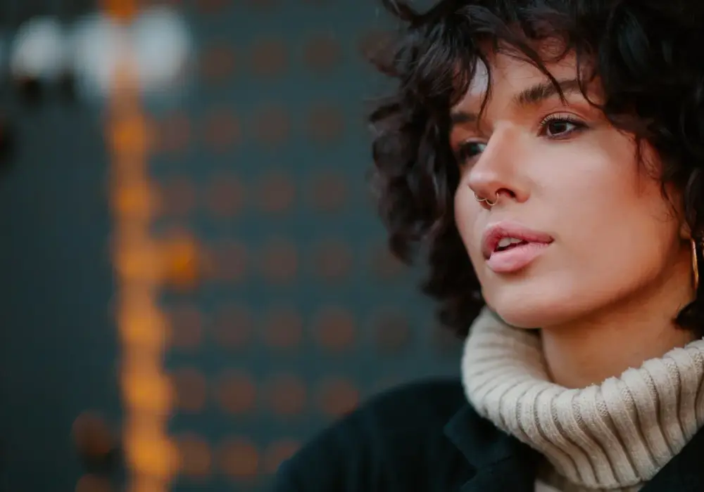 Kolczyk w nosie - czy nadal jest modny? Jak nosić go stylowo
