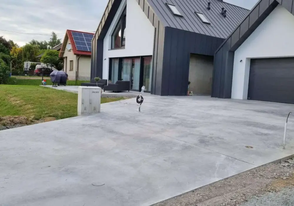 Podjazd z betonu szczotkowanego - czy to dobre rozwiązanie?