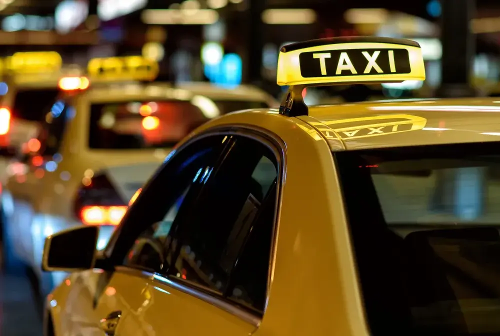 Ile kosztuje taxi na 10 km? Sprawdź, ile zapłacisz w różnych miastach