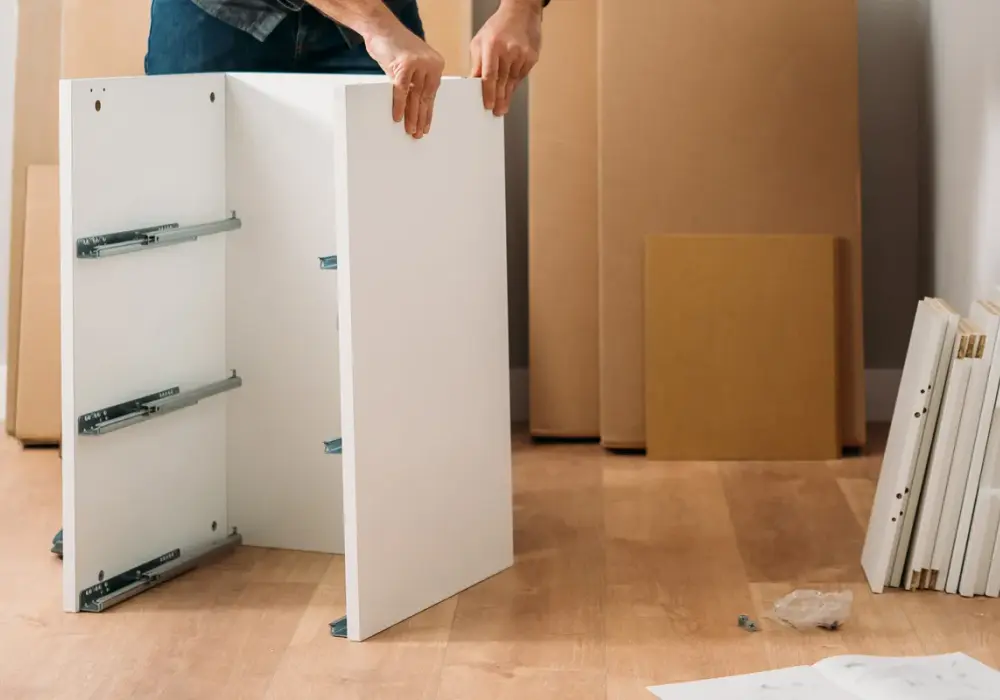 Ile zarabia monter mebli IKEA? Sprawdź zarobki w Polsce i ich zróżnicowanie