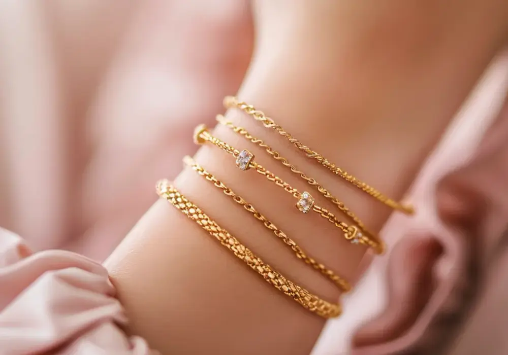 Jak nosić bransoletkę potrójną? 9 stylowych inspiracji dla Ciebie