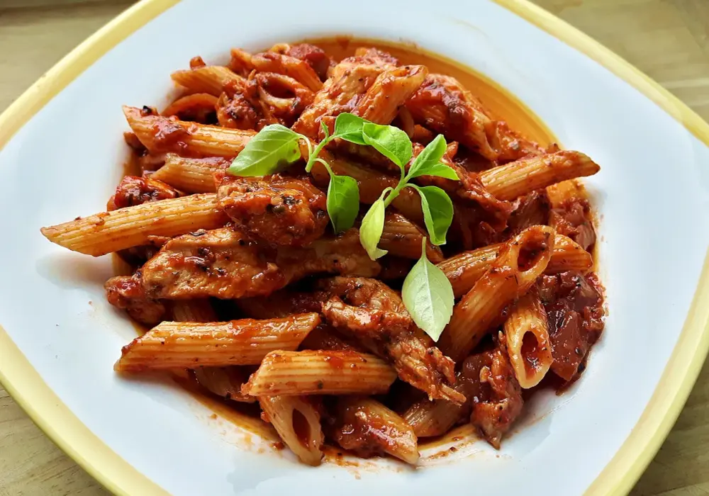Pyszny makaron penne z kurczakiem i pomidorami w 30 minut