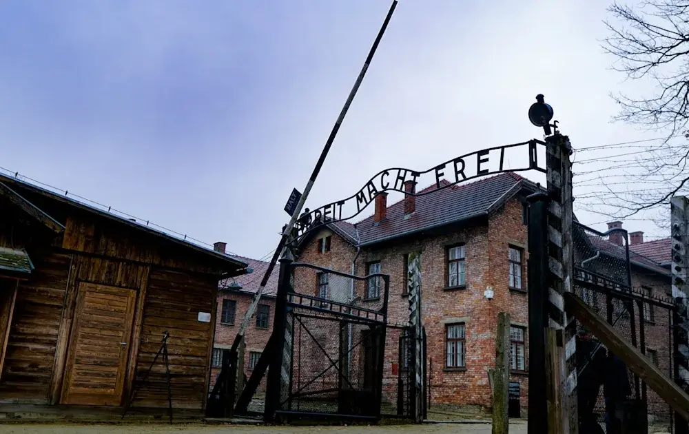 Jak wygląda zwiedzanie Auschwitz? Kluczowe informacje i porady