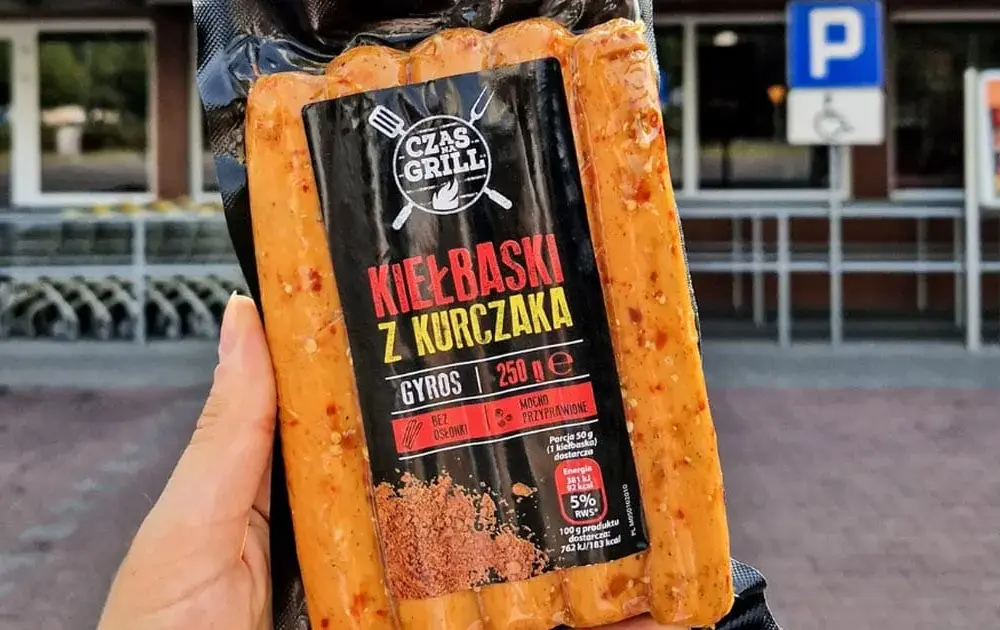 Kiełbasa z kurczaka Biedronka: co kryje się w składzie i wartościach?