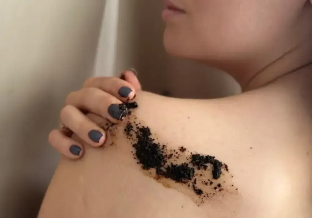Peeling z kawy - jak działa i kiedy naprawdę ma sens?