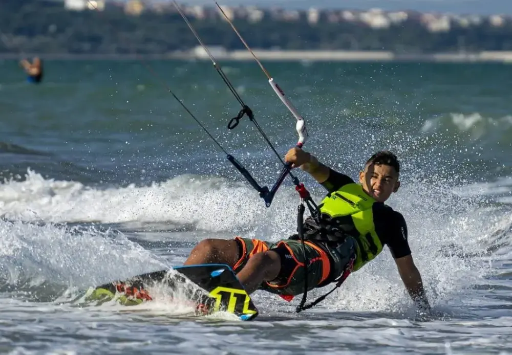 Czy kitesurfing jest niebezpieczny? Poznaj ryzyka i jak ich unikać