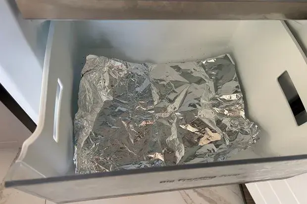 Czy folia aluminiowa przewodzi prąd – zaskakujące właściwości metalu