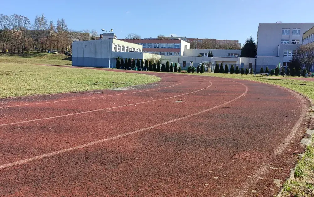Ile metrów ma bieżnia na orliku? Sprawdź różnice w długości