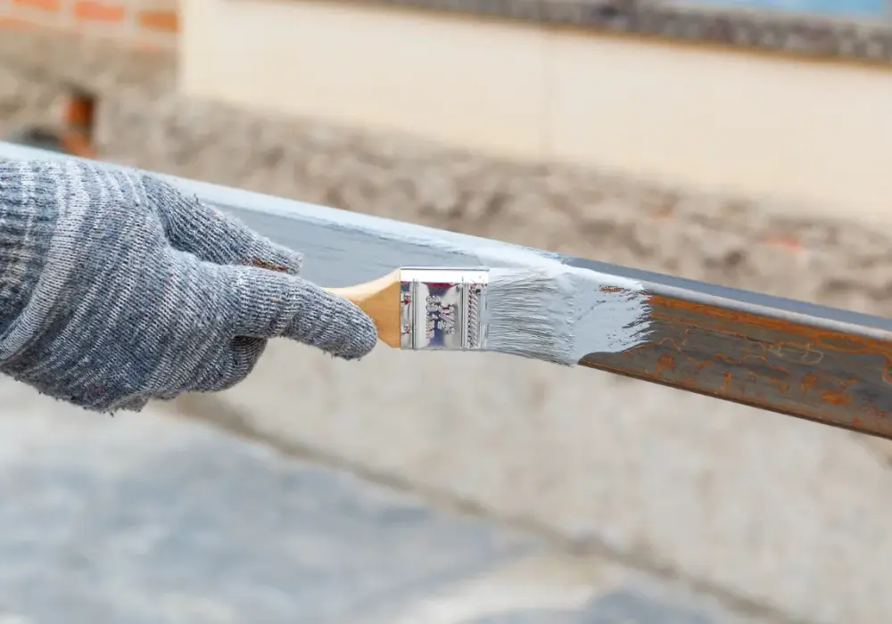 Jaką farbę na rdzę ogrodzenie wybrać, aby uniknąć kosztownych napraw?