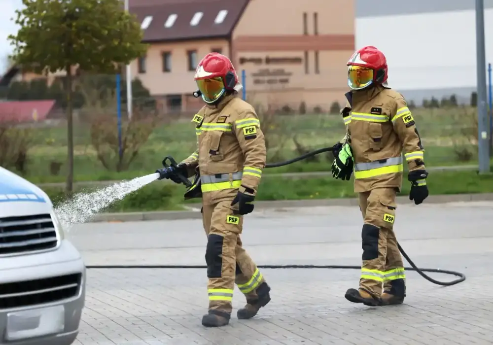 Ile zarabia strażak po studiach - Czy dyplom daje wyższą pensję?