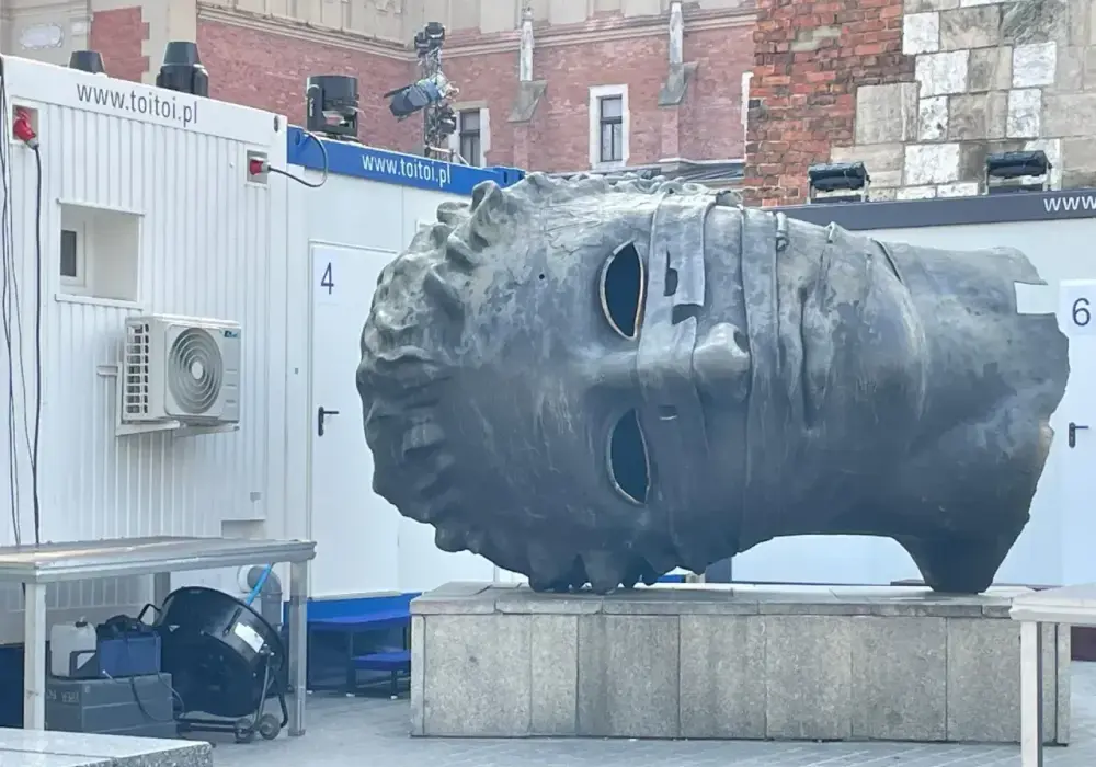 Eros Bendato Mitoraja w Krakowie - Co oznacza ta rzeźba?