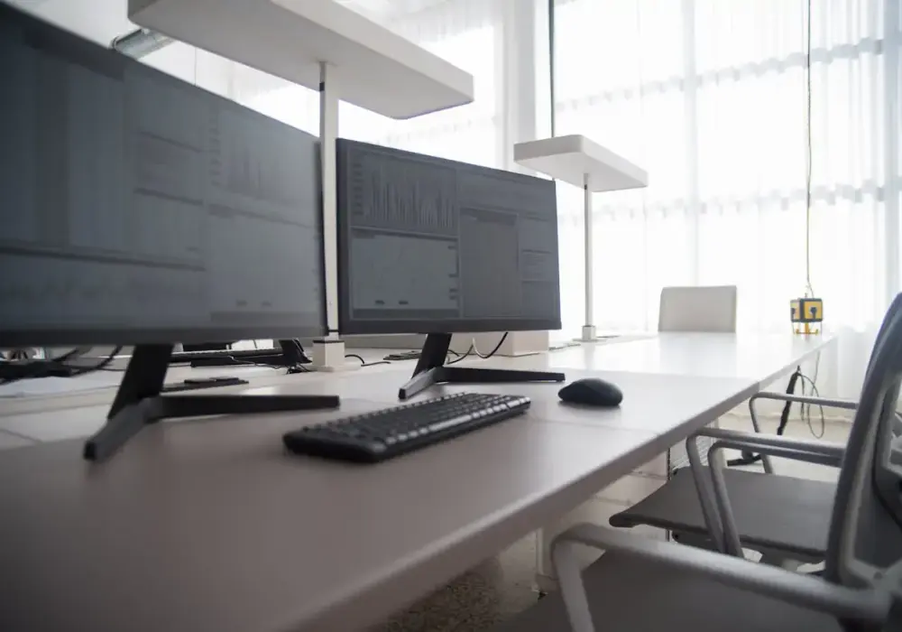 Jak ustawić dwa monitory na biurku - Poznaj ergonomiczne układy