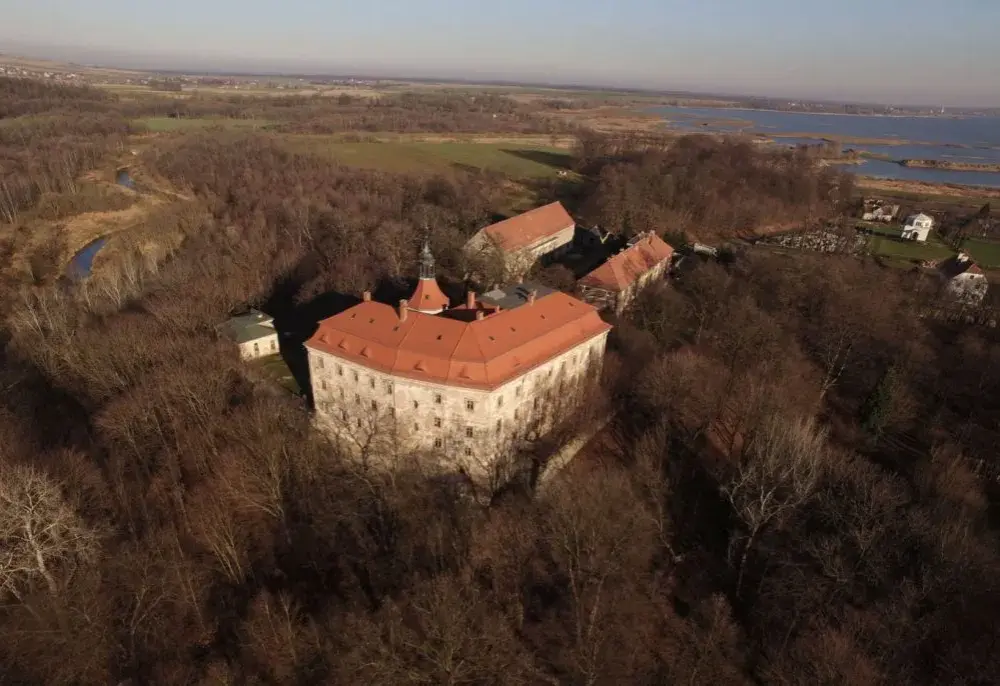 Czemu zamek w Domanicach kosztuje tyle? Odkryj tajemnice ceny