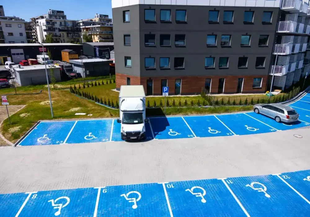 Ile miejsc parkingowych na mieszkanie? Sprawdź, zanim kupisz!