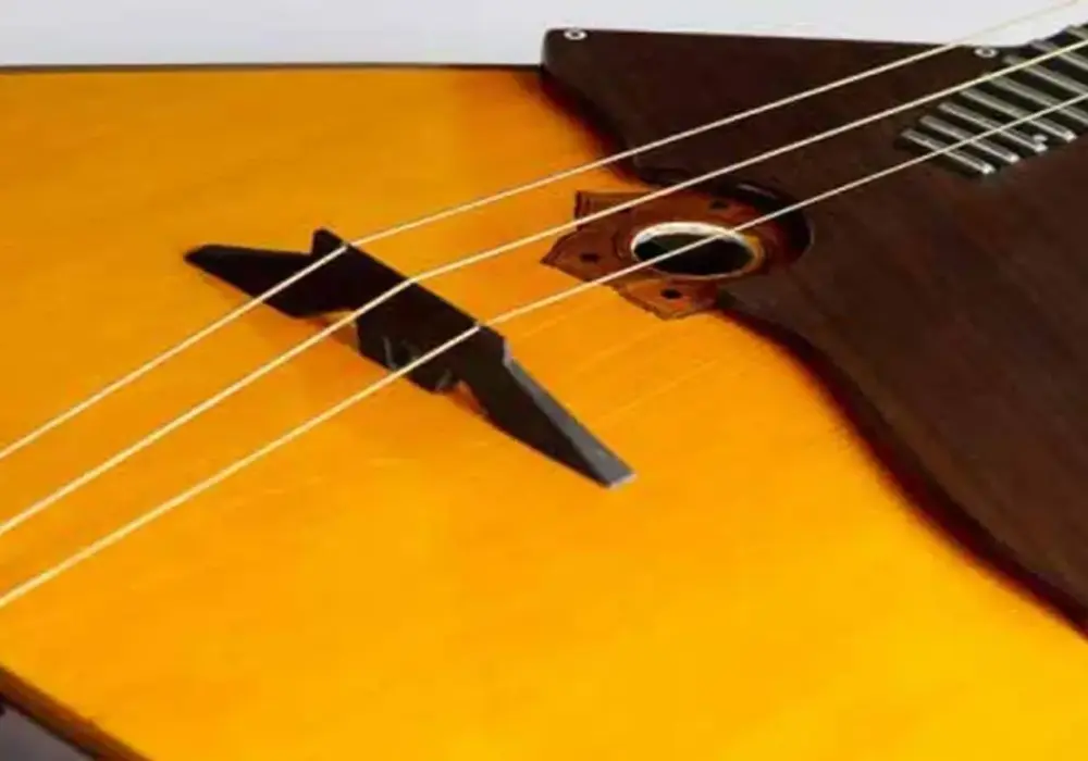 Bałałajka - historia, strojenie i odmiany instrumentu