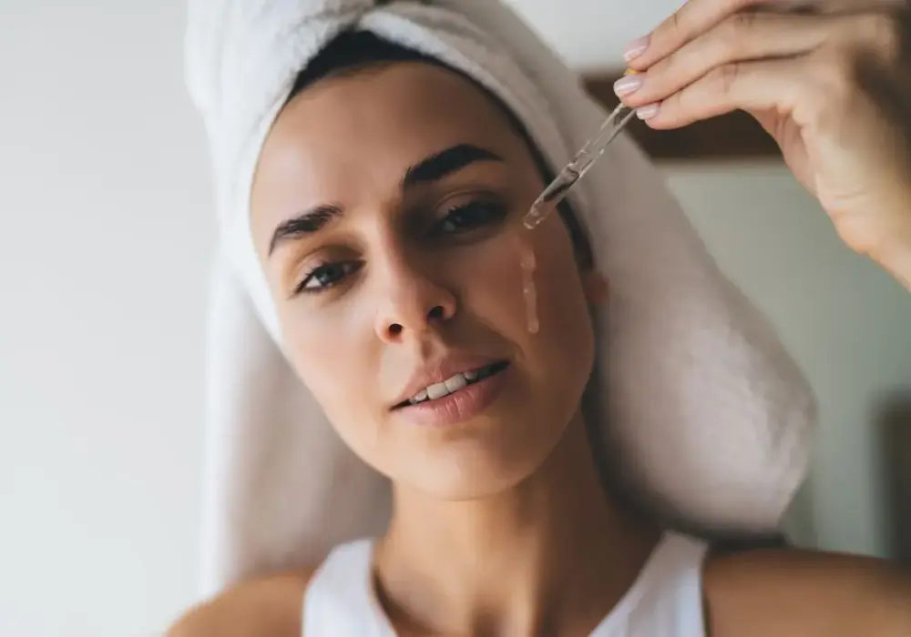 Jak nakładać serum na twarz: 8 kroków do perfekcyjnej aplikacji