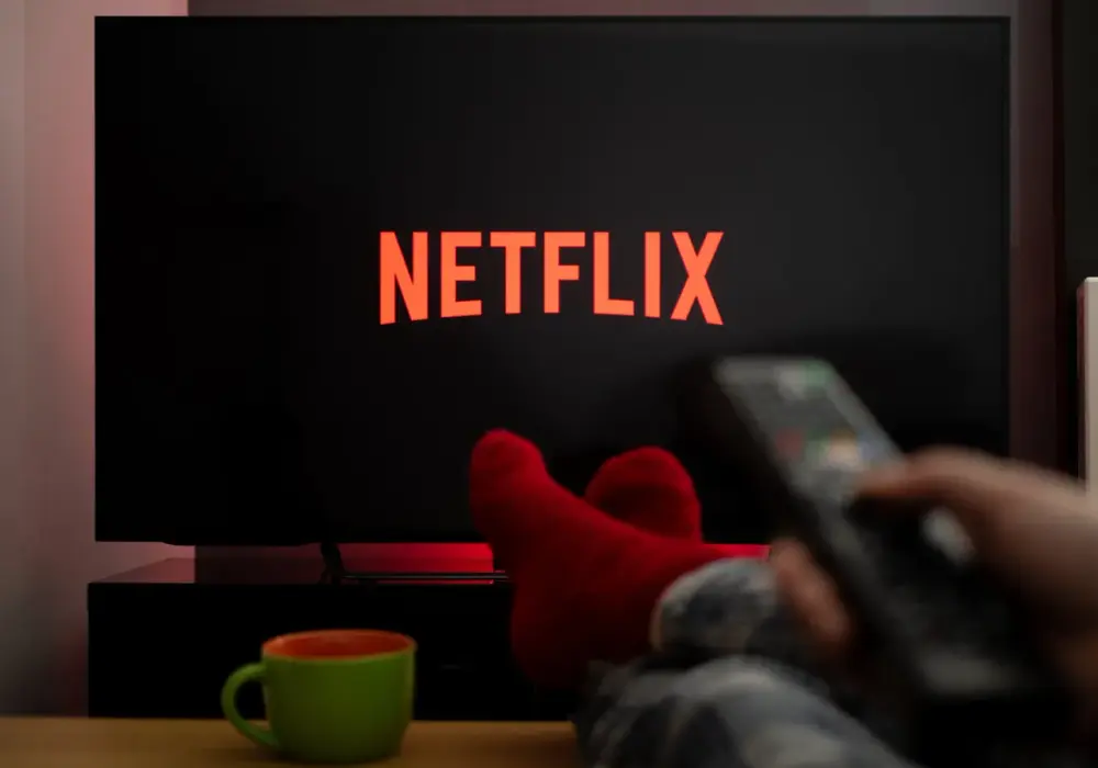 Jak włączyć Netflix na telewizorze? Proste metody krok po kroku