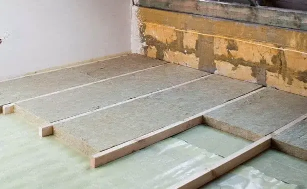 Jak skutecznie wyciszyć podłogę na poddaszu? Sprawdzone sposoby i materiały