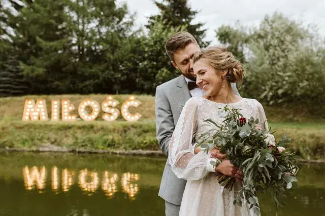 Ile zarabia fotograf na weselu? Odkryj zaskakujące różnice w cenach