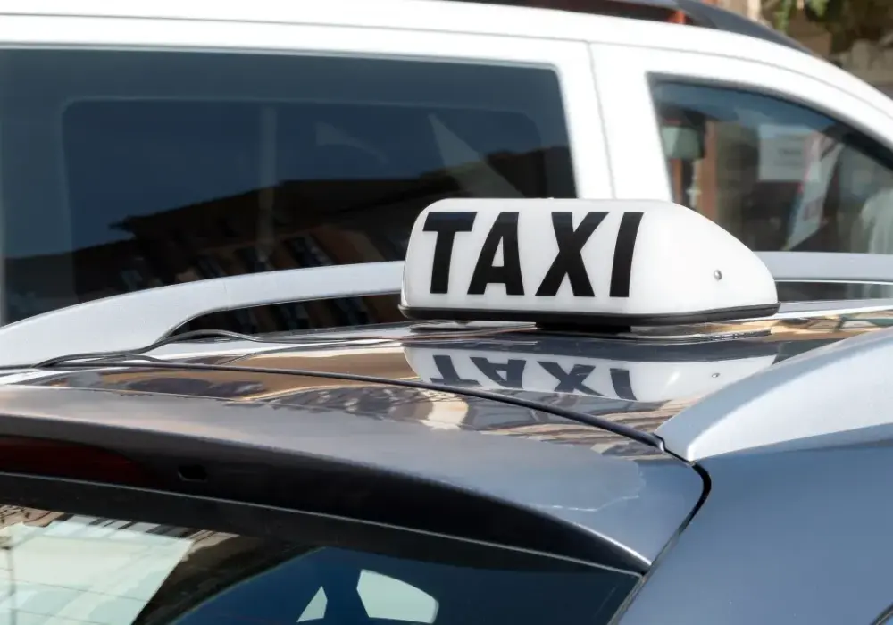 Ile zarabia kierowca taxi? Zaskakujące różnice w dochodach w Polsce