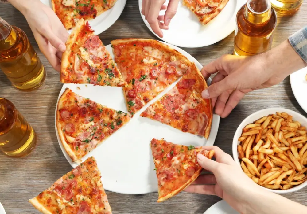 Ile kalorii ma jeden kawałek pizzy? Sprawdź, co wpływa na kaloryczność