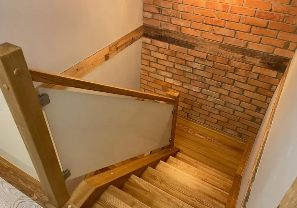 Drewniane schody na beton: unikaj błędów przy wyborze materiału