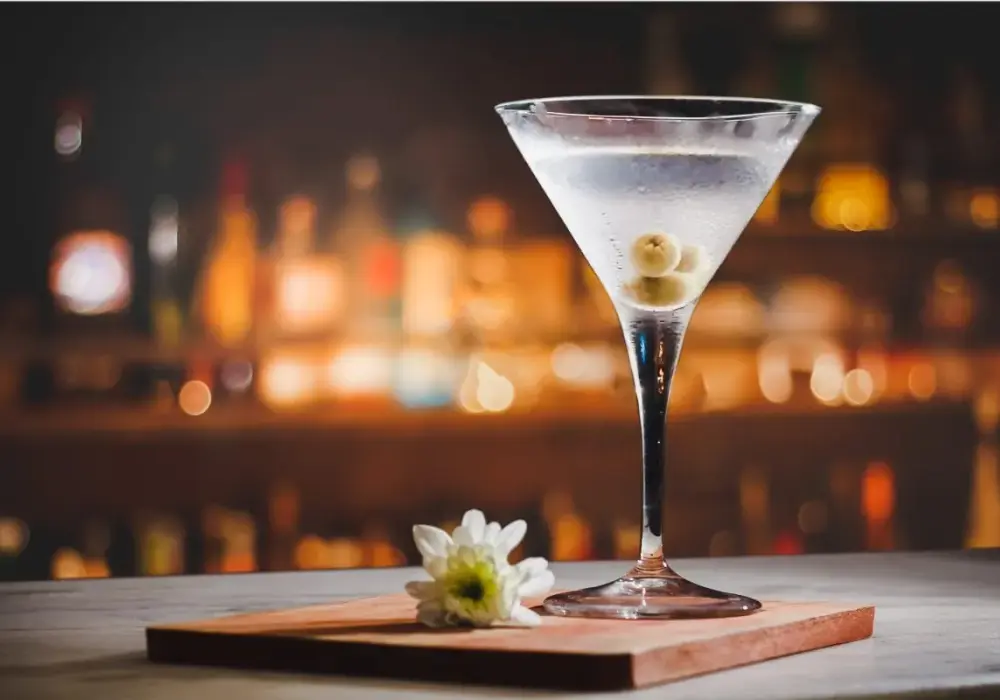 Z czym pić martini? Idealne przekąski i zasady łączenia