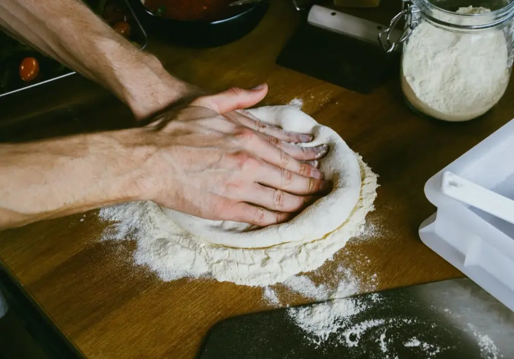 Jak rozwałkować ciasto na pizzę, by uniknąć przyklejania się?