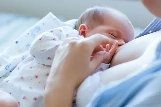 Czy dopajać noworodka karmionego piersią? Fakty, które musisz znać