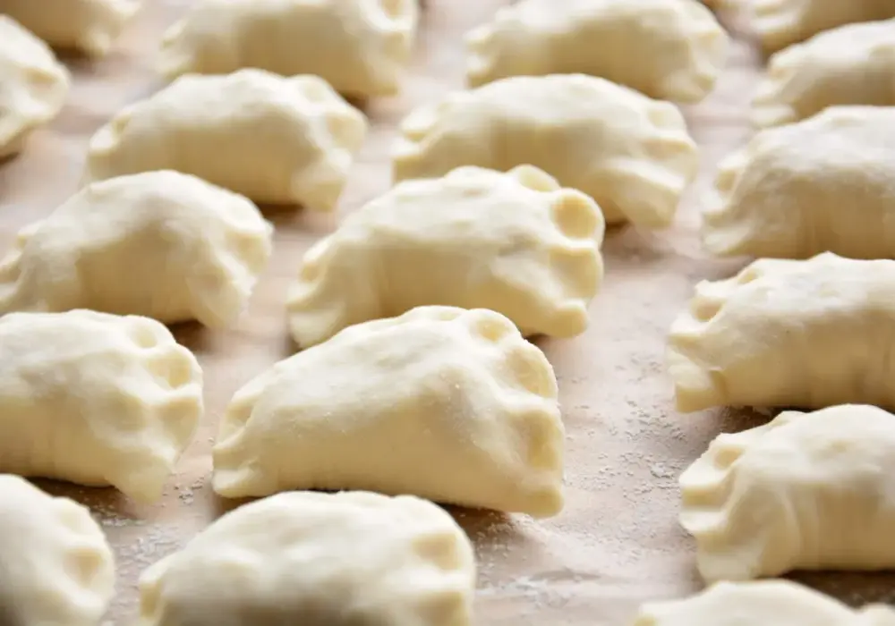 Miękkie ciasto na pierogi - prosty przepis i sprawdzone proporcje