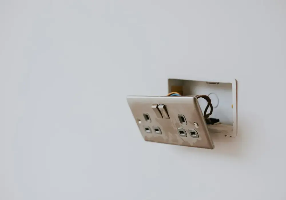 Jak podłączyć gniazdko elektryczne? Bezpieczny poradnik krok po kroku