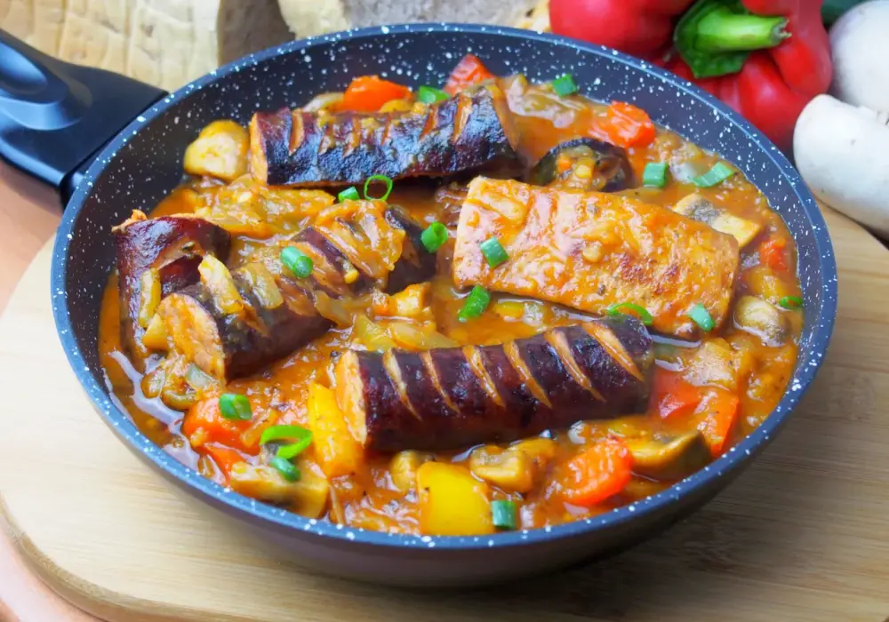 Kiełbasa z pieczarkami, cebulą, papryką i ziemniakami