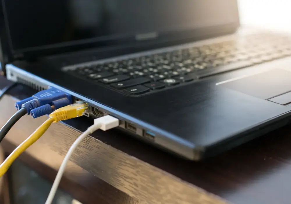 Jak podłączyć laptop do monitora - Dobór kabli i ustawienia obrazu