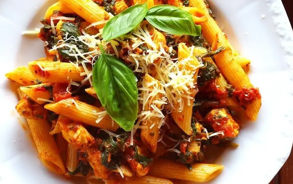 Pyszny makaron penne z suszonymi pomidorami – proste przepisy na każdą okazję