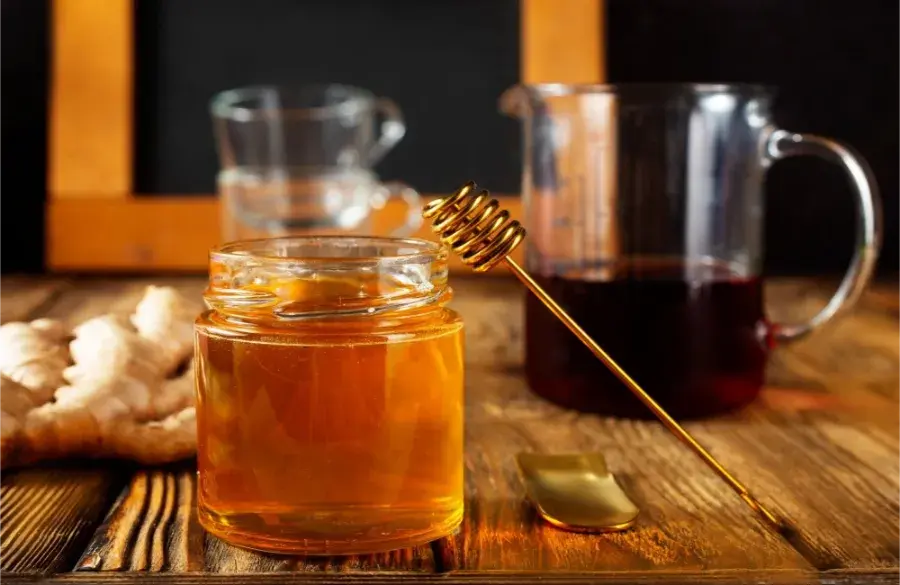 100 ml miodu ile to łyżek? Prosty sposób na precyzyjne odmierzanie miodu