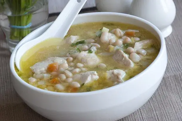 Pyszna zupa fasolowa krok po kroku: Sekretny przepis babci na idealny obiad