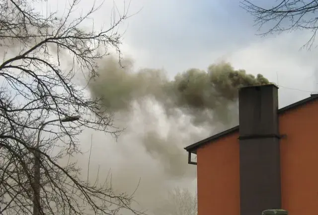 Dlaczego dym z komina leci w dół? Odkryj przyczyny i rozwiązania