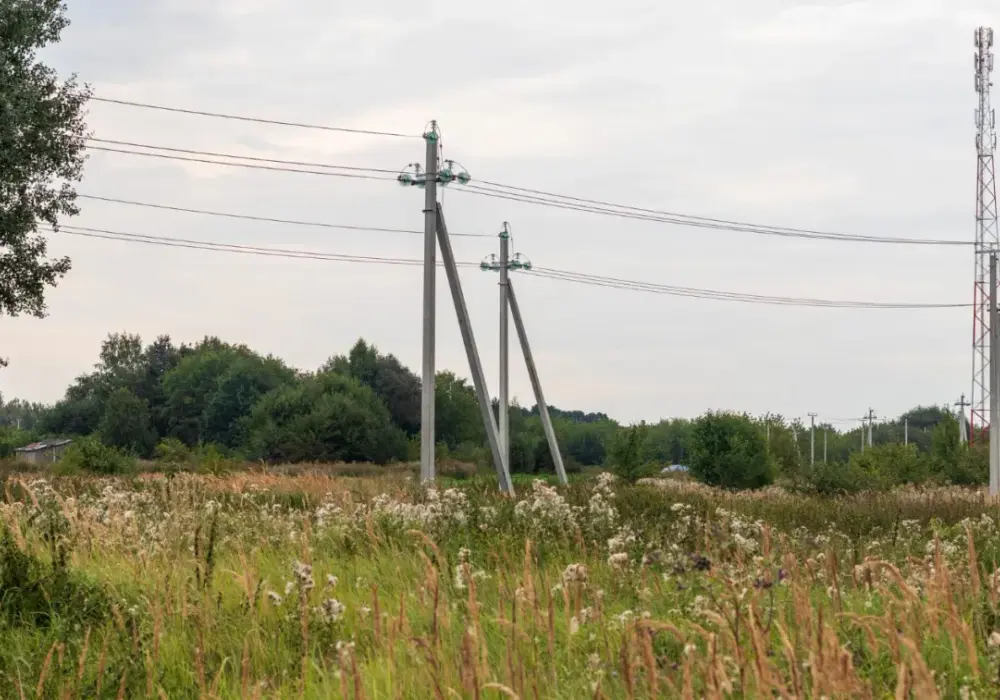 Ile pieniędzy za słup na działce - odszkodowanie i służebność?