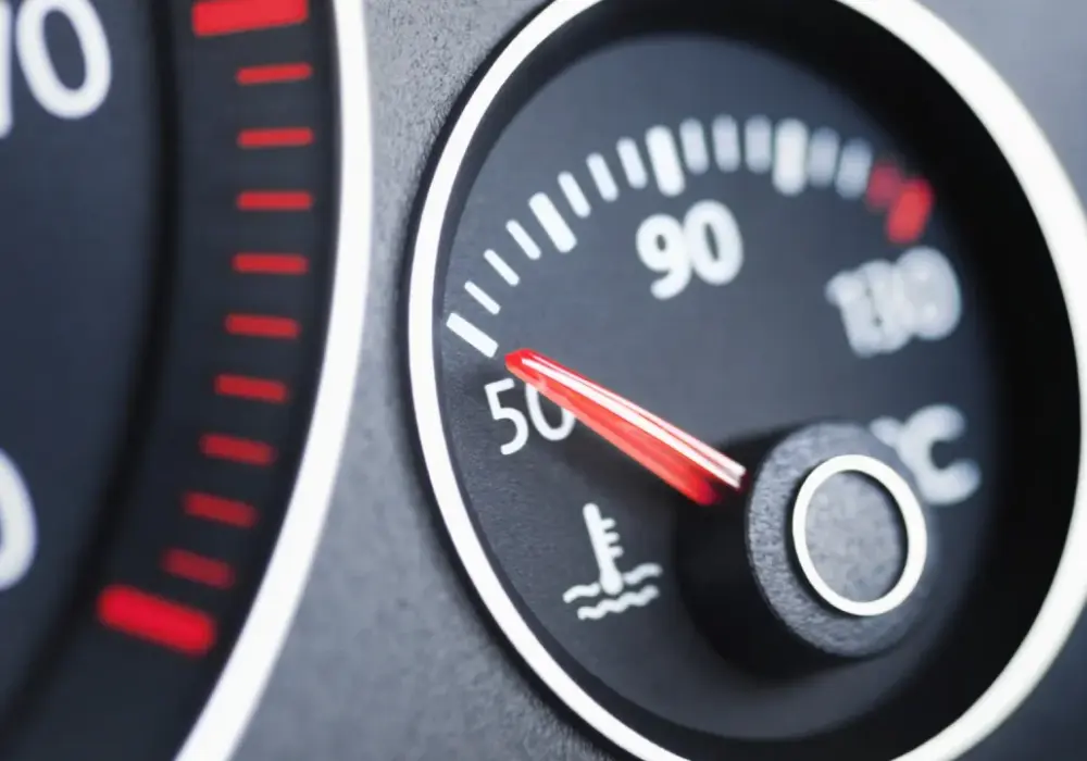 Auto nie nagrzewa się do 90 stopni? Poznaj skutki i rozwiązanie!
