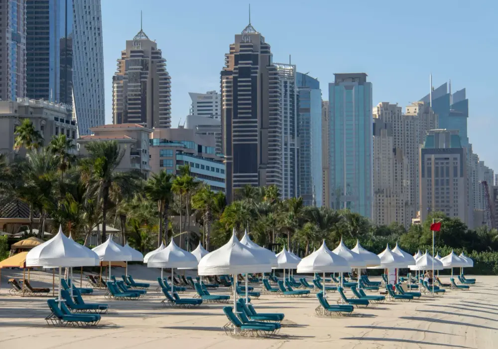 Dubaj pogoda luty - Idealne warunki na ucieczkę przed zimą?