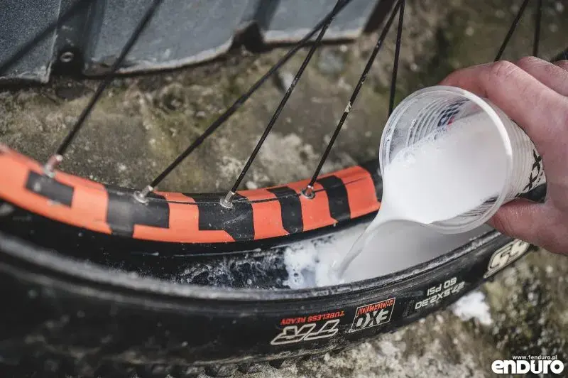 Opony bezdętkowe (Tubeless): Co to jest? Zalety, wady, montaż