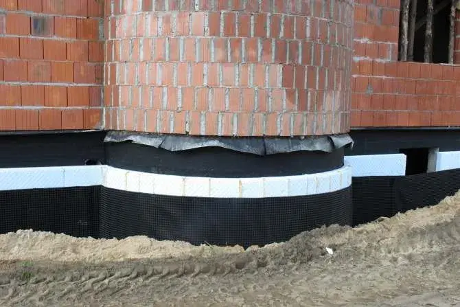Jaki styrodur na fundamenty? Wybierz najlepszy materiał izolacyjny