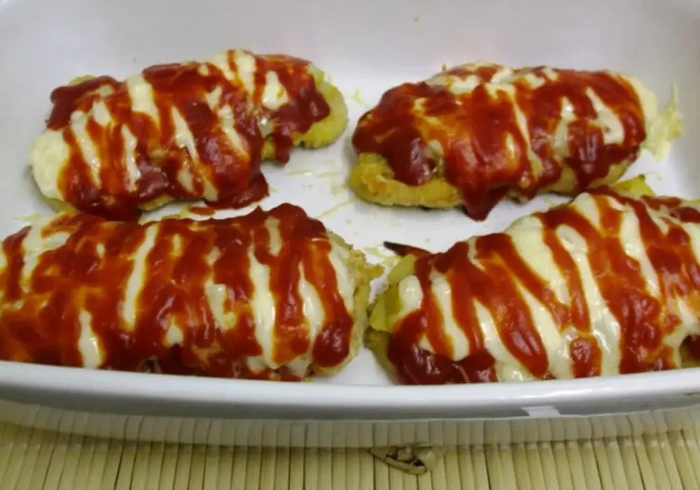 Schab po kowalsku - soczysty kotlet z cebulą i serem (przepis)