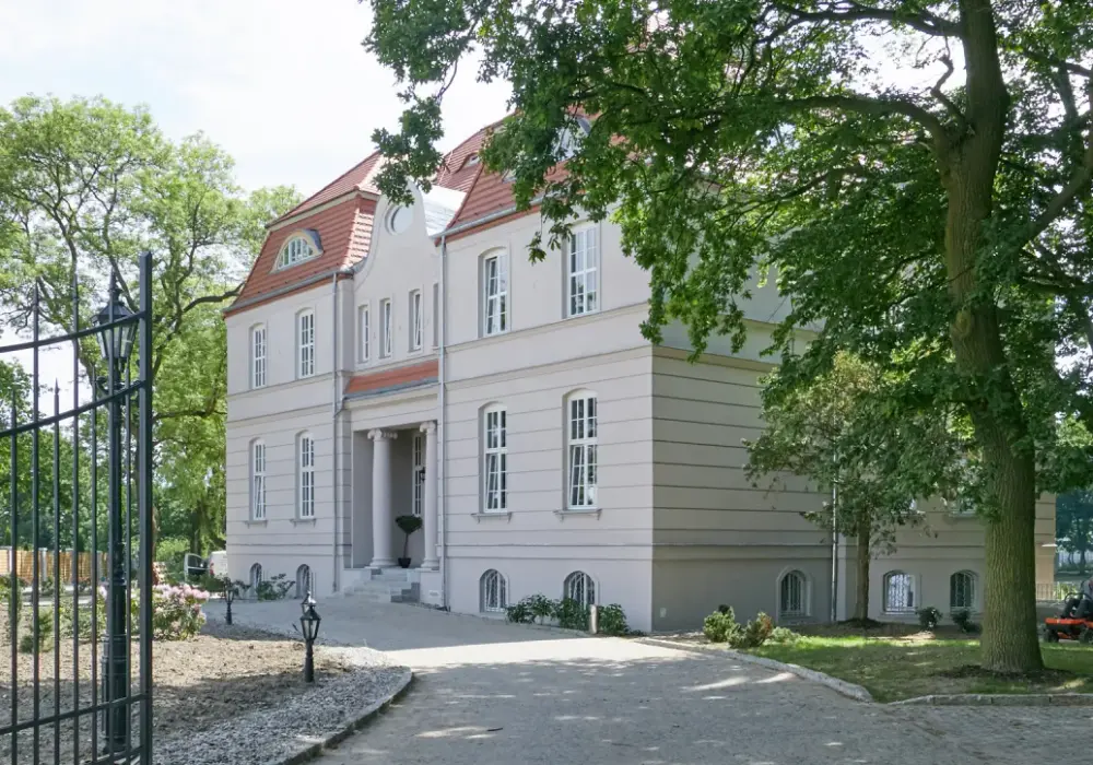 Pałac w Rajkowie: fascynująca historia i atrakcje turystyczne